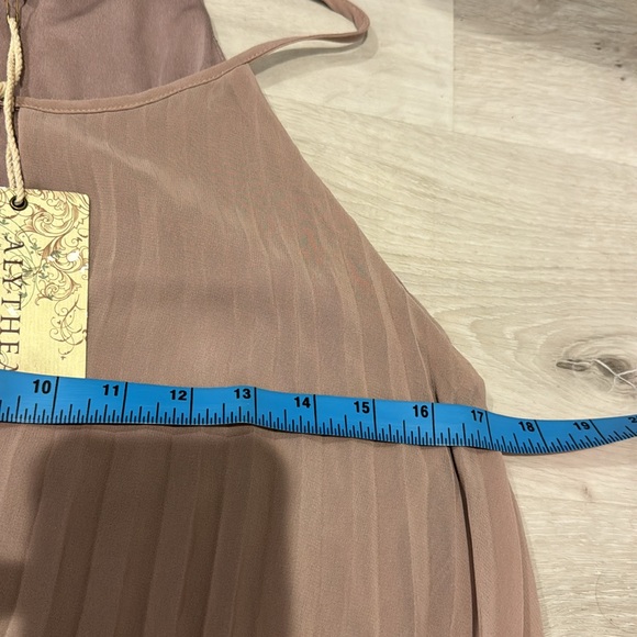 Alythea BWT pleated lined sleeveless dress with belt. - Picture 8 of 9